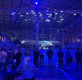 Unsere Leistung: Eventbau. Unvergessliche Verantsaltungen, die im Gedächtnis bleiben. GROSS Messe & Event ist Ihr kompetenter Partner für professionellen Eventbau aus Frankfurt | Lufthansa Roll-In-Event Frankfurt