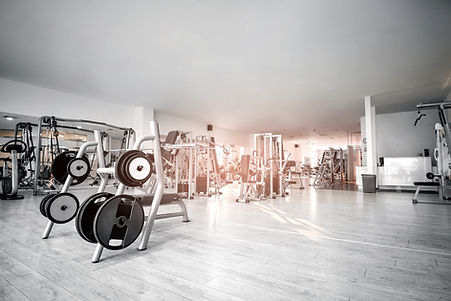 Vue salle de sport moderne et spacieuse : un espace forme optimisé pour un club