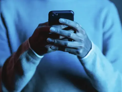 A cada hora, 9 mulheres denunciam crime de stalking no Brasil