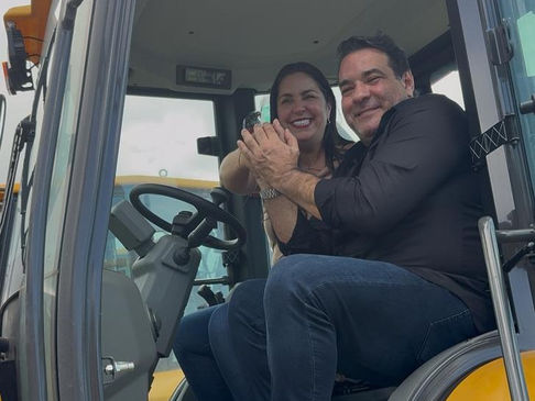 Nilo Peçanha recebe retroescavadeira por meio de emenda parlamentar do deputado Alan Sanches e do senador Ângelo Coronel