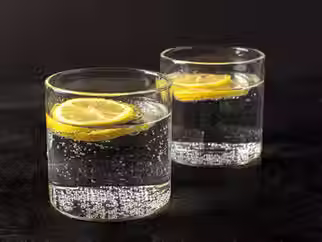 Água com gás aumenta a pressão e é 'veneno'? Médicos explicam o que é mito e o que é verdade