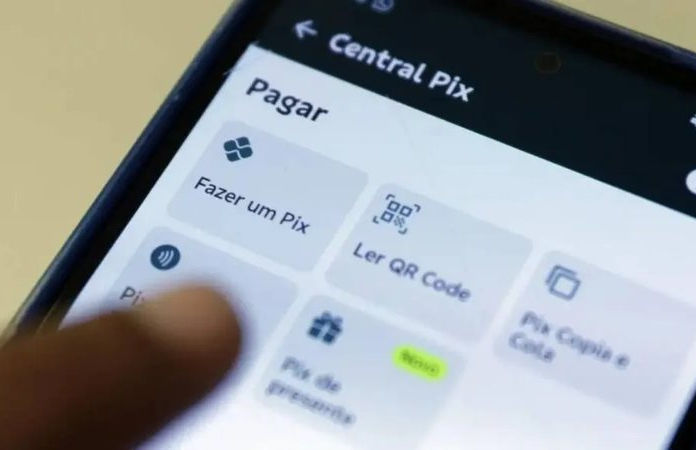 Receita Federal passará a cobrar imposto em transferências bancárias feitas via Pix; entenda