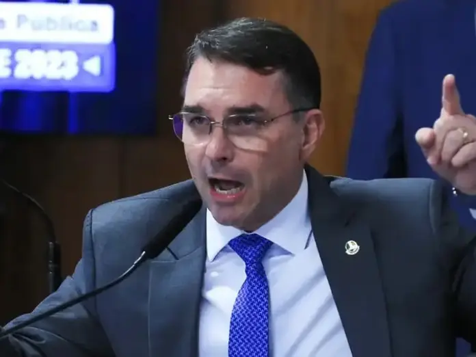 Flávio Bolsonaro viajou dos EUA ao Brasil em 2025 em jato associado a Vorcaro