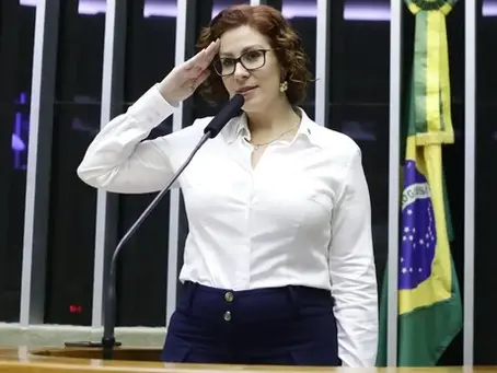 PGR pede prisão preventiva de Carla Zambelli; deputada pode ser inserida em lista da Interpol após deixar o país