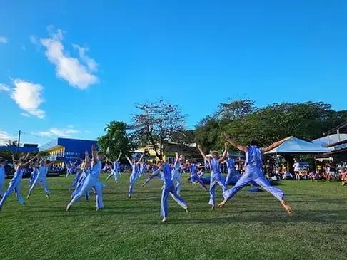Ginastas dinamarqueses se apresentam em praça pública e encantam o público em Boipeba