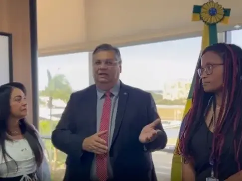 Flávio Dino anuncia doação de câmeras em uniformes de policiais na Bahia