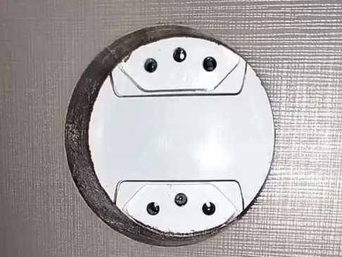 Polícia apura se câmera escondida em flat de PE enviava imagens online