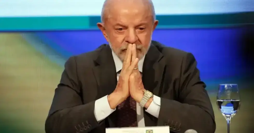 Lula diz que governo discute com BC proibição a cartão de crédito extra para a clientes