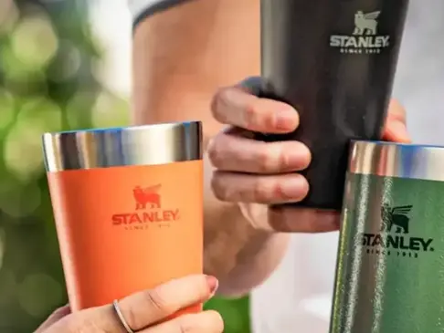 Após polêmica nas redes sociais, Stanley confirma presença de chumbo em copos térmicos