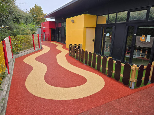 Présentation de la cour extérieure de la crèche d'entreprise des enfants du Parc à Clermont-Ferrand