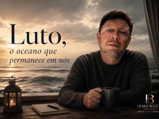 Um homem olhando para lente com o mar ao fundo