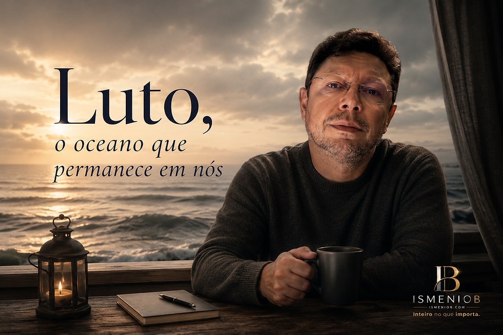 Um homem olhando para lente com o mar ao fundo