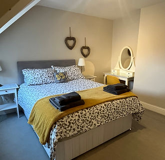 King size master bedroom Railway View