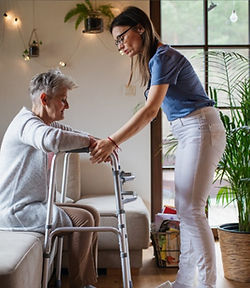 anciana recibiendo fisioterapia en casa