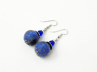 Boucles d'oreille en perles feutrées et perles en verre bleues