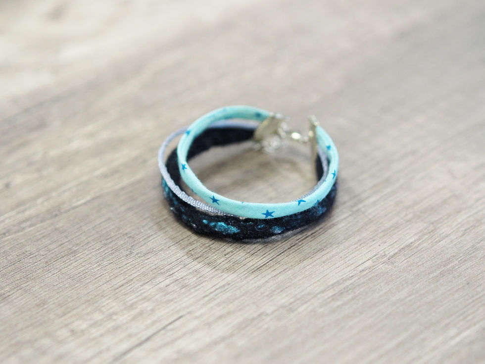 Bracelet en cordon de laine feutrée et coton bleu/noir
