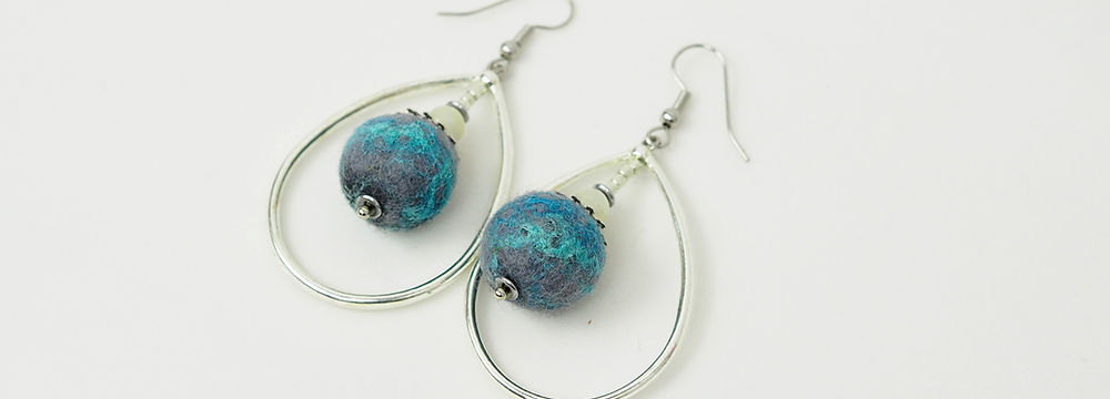 Boucles d'oreille en perles feutrées grises et bleu turquoise avec un anneau en forme de goutte
