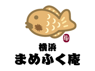 まめふく庵のたい焼きは、季節に合わせた最適な小麦粉を使用し、通常の2倍の玉子を加えて焼き上げることで、まるでパンケーキのような圧倒的なふんわり感、しっとり感を持つ生地に仕上げています。その中に、厳選した小豆を那須の天然水で丁寧に炊き上げた、ミネラルたっぷりで甘さ控えめのあんこをたっぷり詰め込みました。また、定番メニューに加えて、毎月変わる季節限定メニューを含む6種類のラインナップをご用意。選ぶ楽しさも魅力のひとつです。立てても倒れないほど中身が詰まった、旬の素材をふんだんに使用したこだわりの大判たい焼きを、是非一度ご賞味ください。