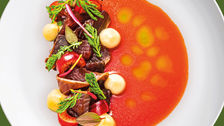 Tonno, topinambur e gazpacho di ciliegie, ricetta del ristorante Moma di Roma