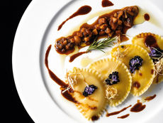 Raviolotti con polenta e “Montasio DOP”, funghi cardoncelli, demi glace vegana, sferificazione di tartufo e porro croccante