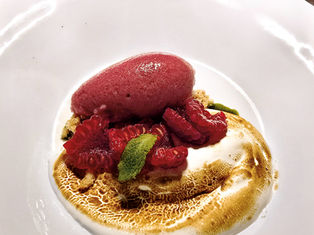 Sorbetto all’ibisco, crumble alle mandorle tostate, meringa ai lamponi