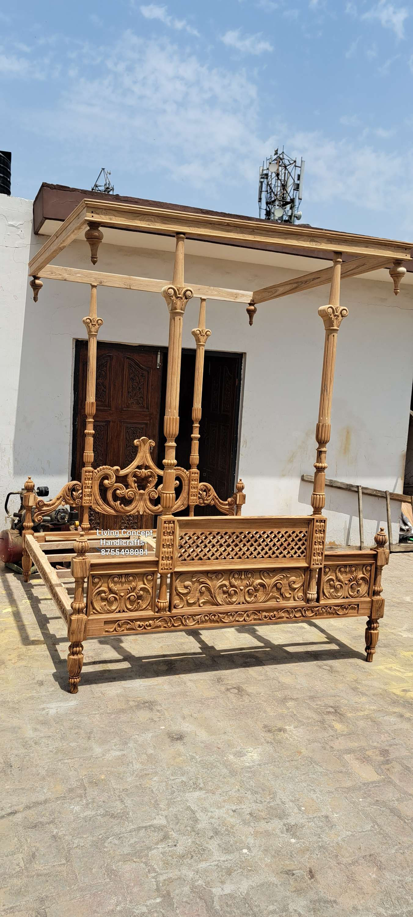 Vintage style poster bed. Solid wood bed. King size bed. 