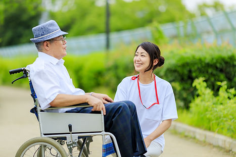車いすの男性と看護師