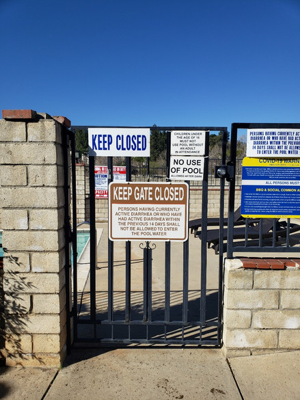 keep gate closed pool sign