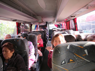 Pasajeros abordando bus Sotrul, salida de trabajo