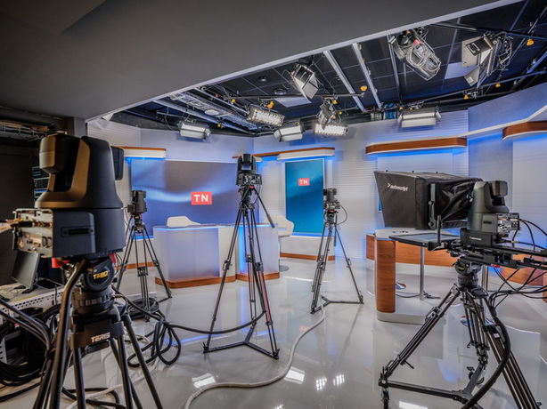 Návrh Moderní televizní studio TN Live navržené scénografem Tomášem Jarošem – prostor s LED stěnami, dynamickým nasvícením a flexibilním uspořádáním pro zpravodajské i lifestylové vysílání.