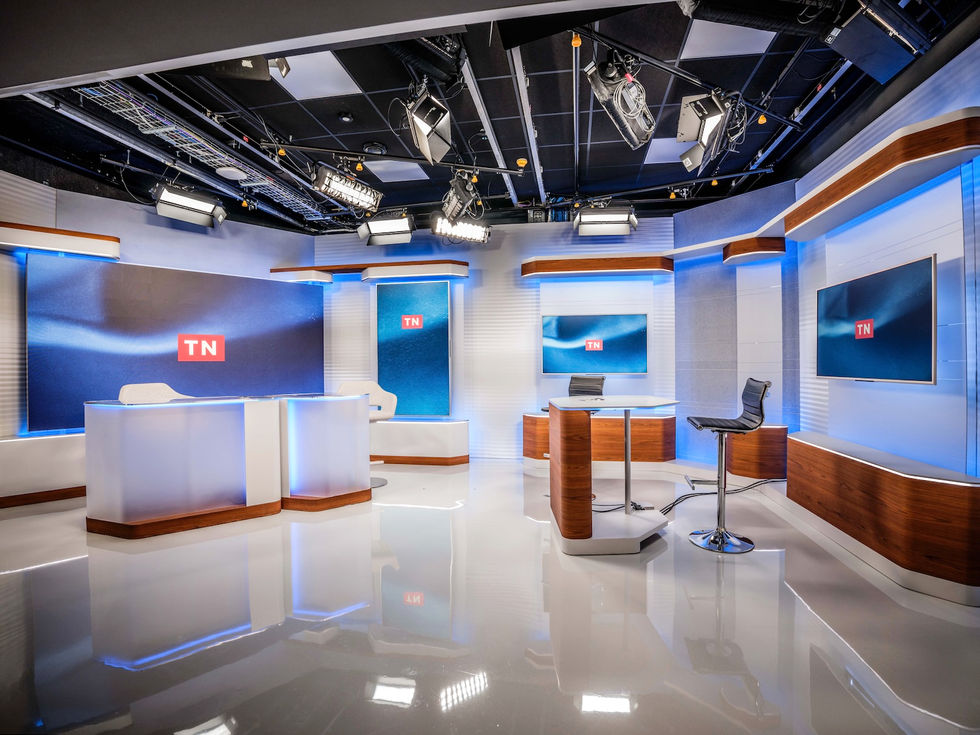 Moderní televizní studio TN Live navržené scénografem Tomášem Jarošem – prostor s LED stěnami, dynamickým nasvícením a flexibilním uspořádáním pro zpravodajské i lifestylové vysílání.