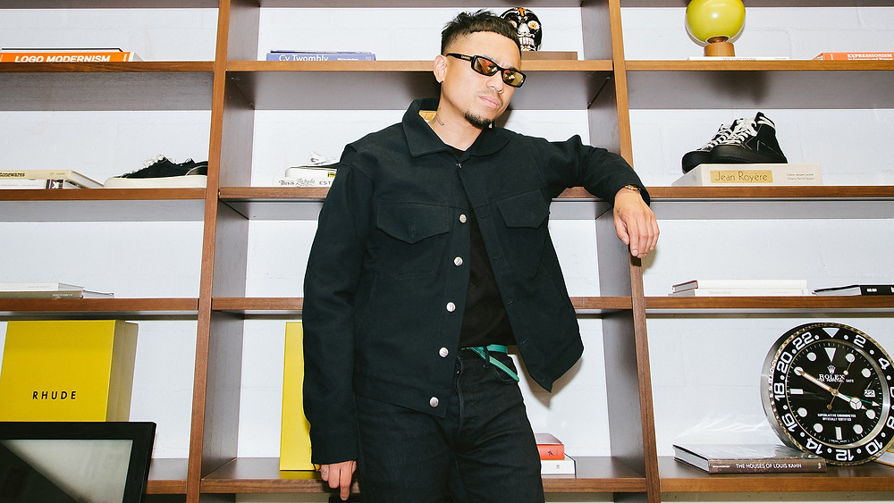 Rhuigi Villaseñor poses in an all black ensemble while wearing reflective sunglasses