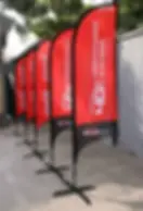 Drapeaux publicitaires Verizon et Coca-Cola en rangée.