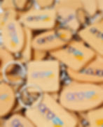 Porte-clés en bois personnalisés avec logos QED et SAP.