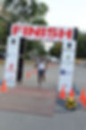 Coureur franchissant la ligne d'arrivée d'un marathon.