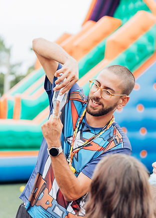 Cópia de niver lara - foto profissional lagarta - dedo na garaffa.jpg