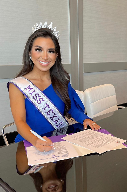 MISS TEXAS SIGNING.jpg