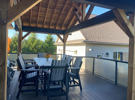 Freestanding roof over an outdoor dining area on a composite deck