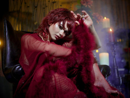 Power-pop songstress Lina Maxine releases delicately strung masterpiece 'EADGBE (Crying Guitar)'
