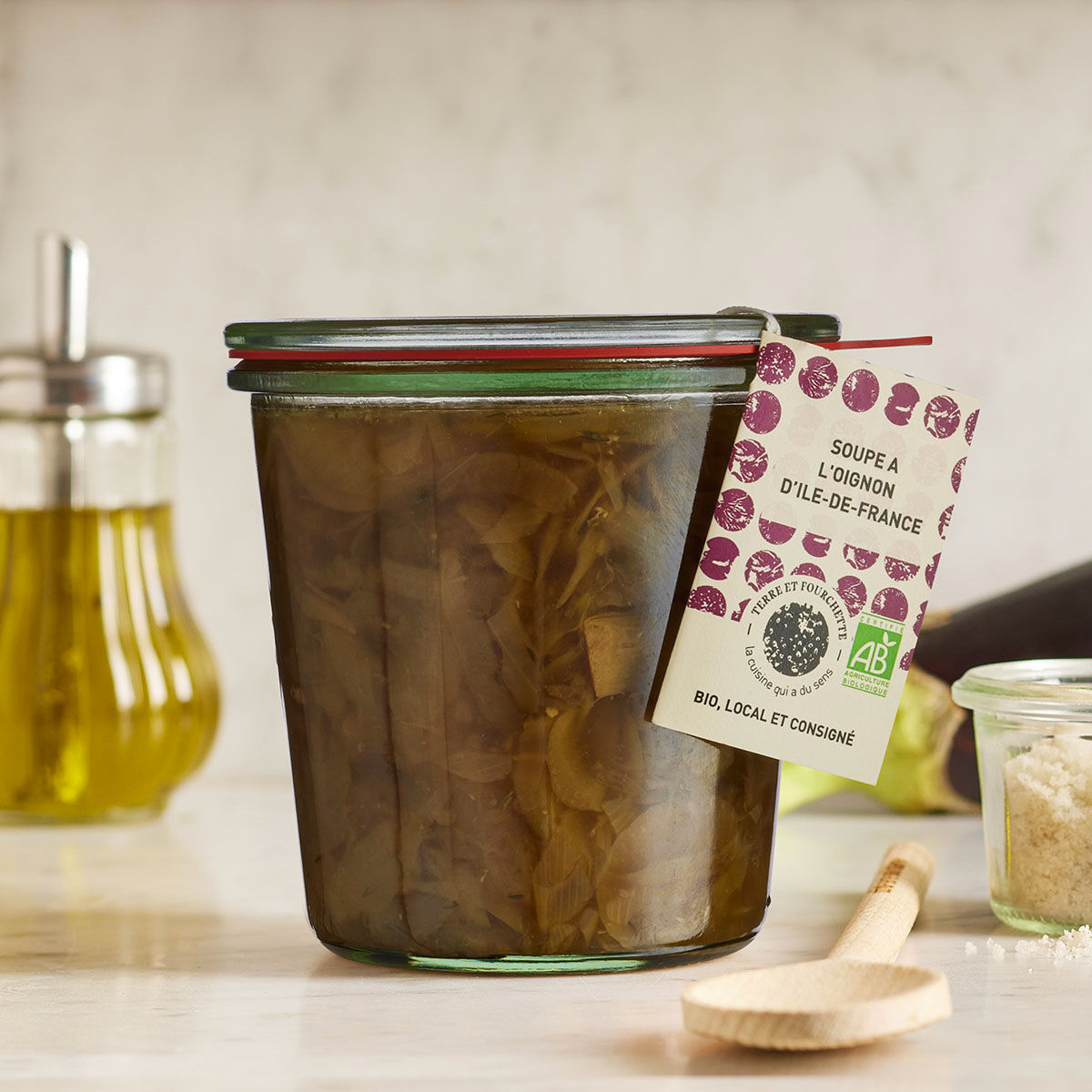 Soupe à l'oignon au thym, laurier et livèche