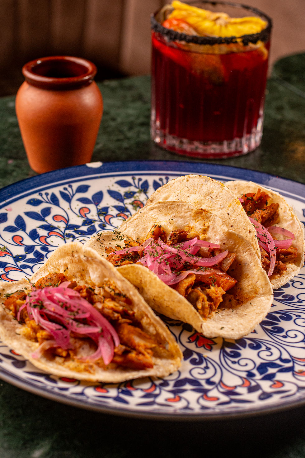El sabor que despierta la mesa: así se come en Gallo Colorado