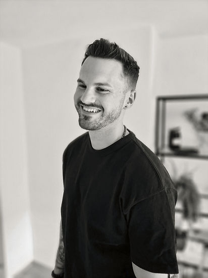 Andi Porträt seitlich_edited.jpg