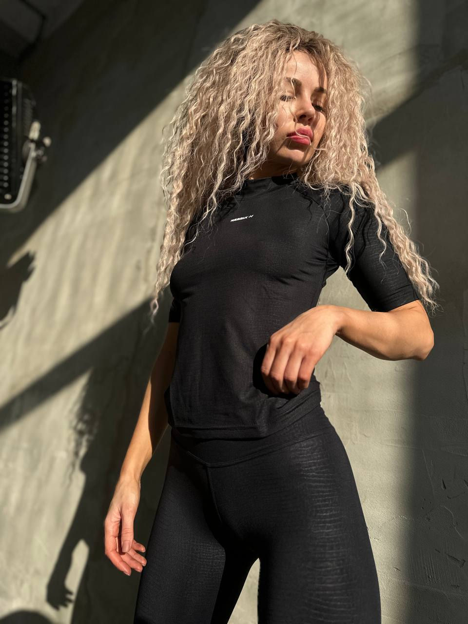 Прев'ю: Nebbia: Спортивна Жіноча Футболка Python Snakeskin Mid Sleeve black 416