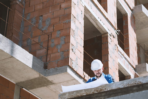 Arquitecto en emplazamiento de la obra