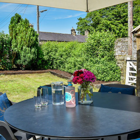 outdoor seating for 6 people