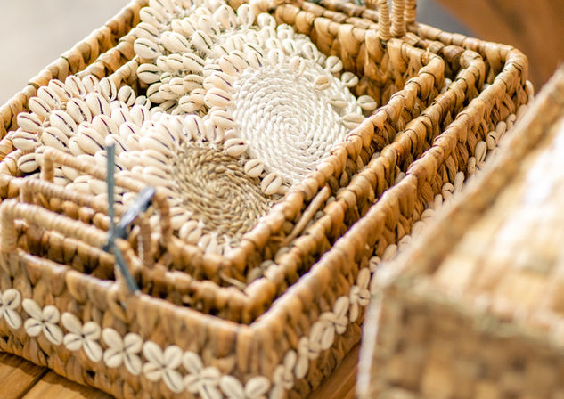 dienblad met schelpen