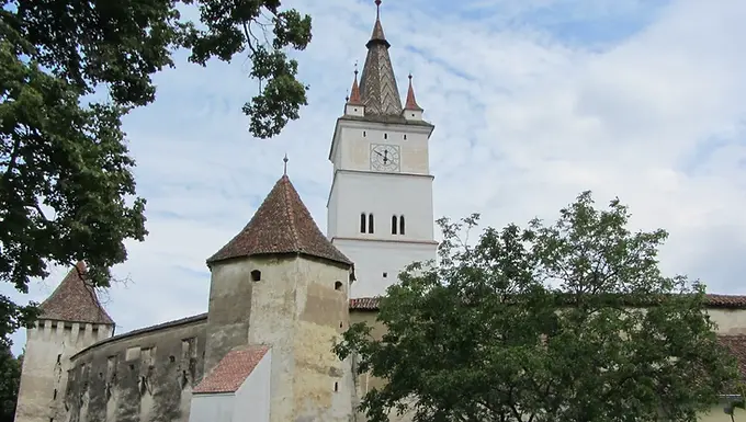 Biserica fortificată din Hărman, cu turnul-clopotniță cu ceas și zidurile de incintă