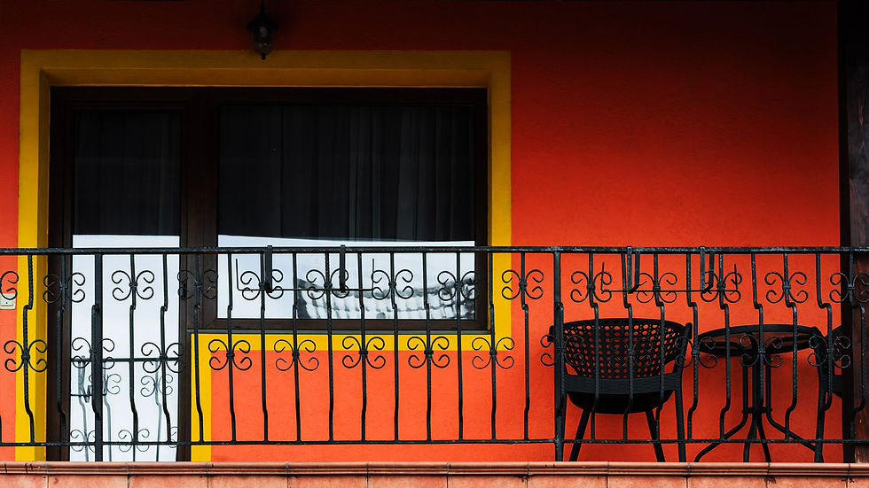 Balcon al unei camere de la Hotel MAX International Râșnov cu masă și scaun pentru relaxare în aer liber.