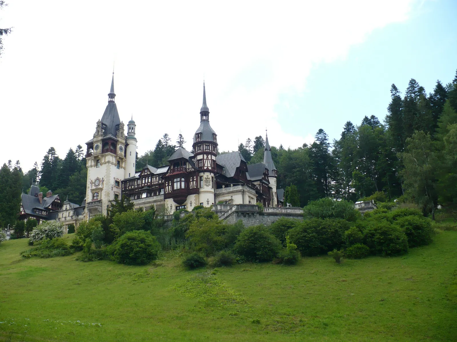 Grădinile Castelului Peleș din Sinaia, oprire scenică în turul privat
