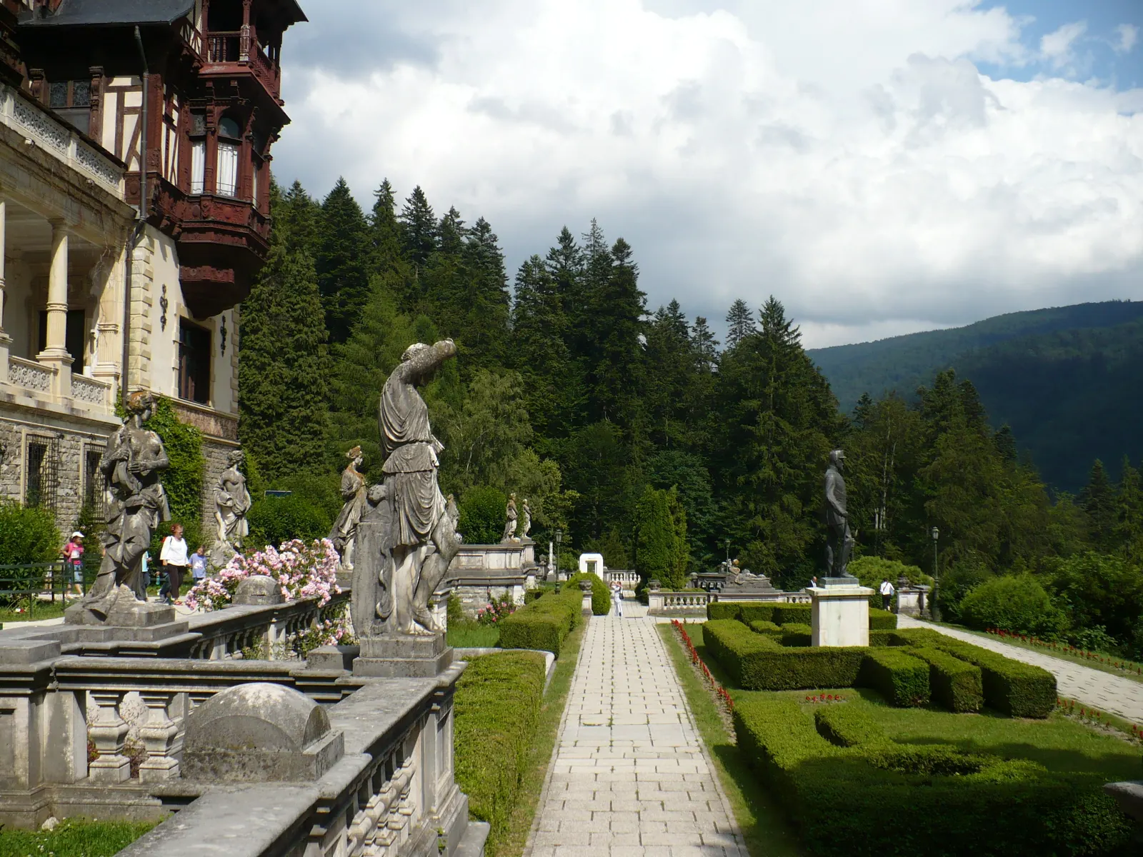 Alee spre Castelul Peleș din Sinaia, inclusă în turul privat cu ghid